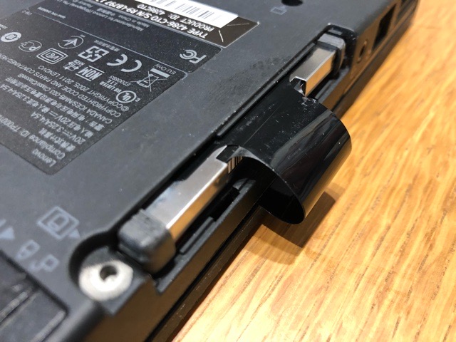 Lenovo X220 HDDを取り出す黒いテープ